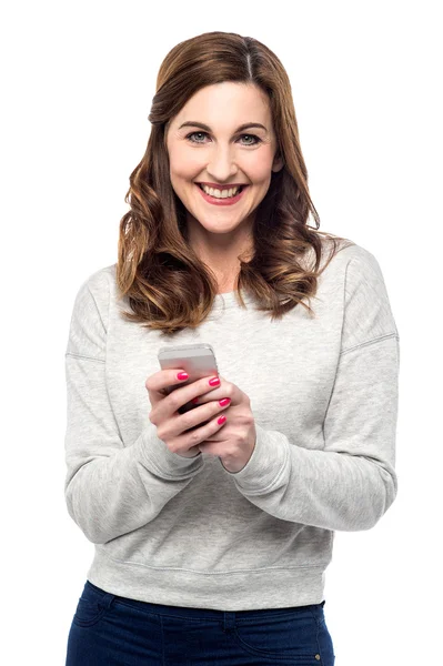 Frau schreibt SMS von ihrem Handy — Stockfoto