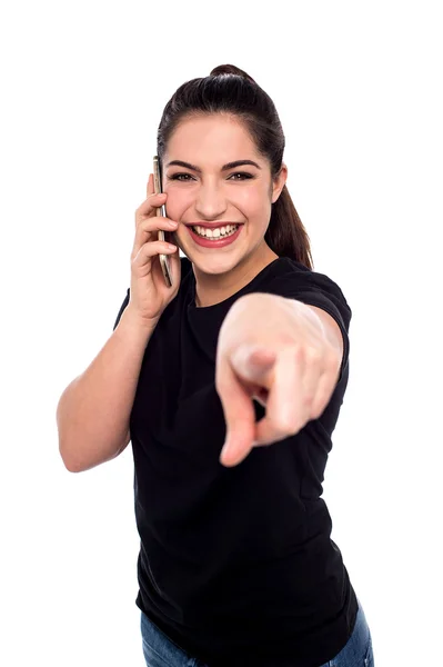 Frau telefoniert mit Handy — Stockfoto