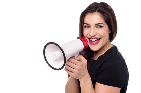 Vrouw maken aankondiging met loudhailer — Stockfoto