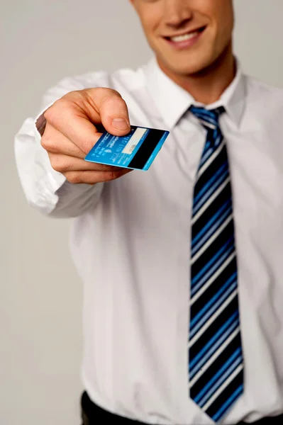 Empresário dando seu cartão de crédito — Fotografia de Stock