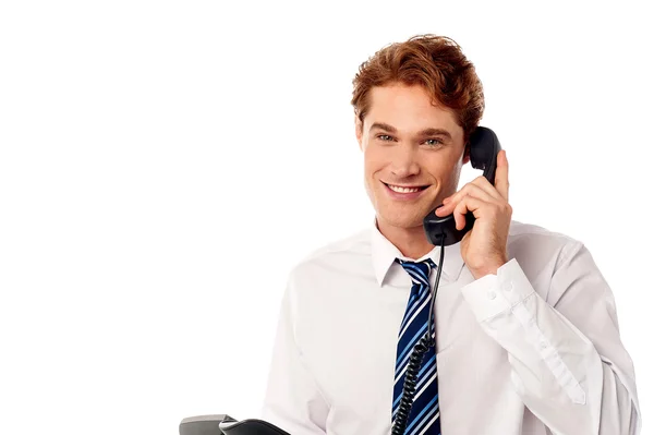 Mannelijke uitvoerend het bijwonen van een telefoongesprek — Stockfoto