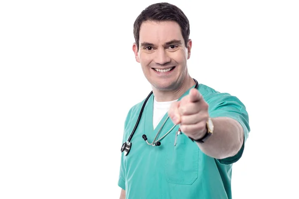 Mužské doktor směřující k fotoaparátu — Stock fotografie
