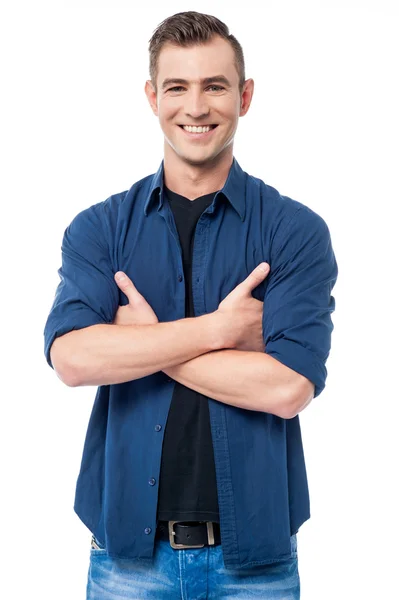 Hombre posando con los brazos cruzados — Foto de Stock