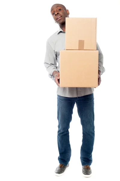 Человек с пачкой коробок — стоковое фото