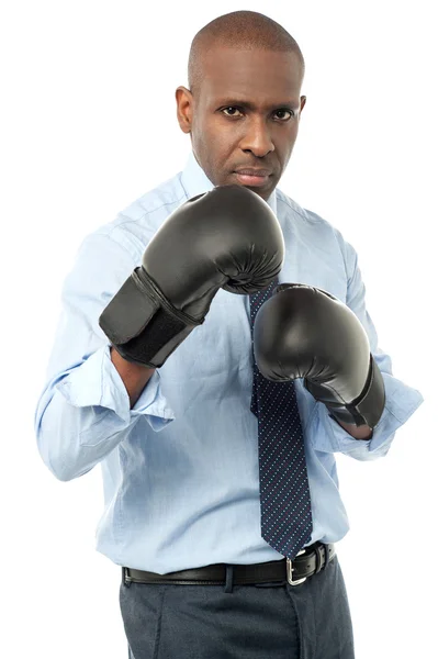 Homem de negócios com luvas de boxe — Fotografia de Stock
