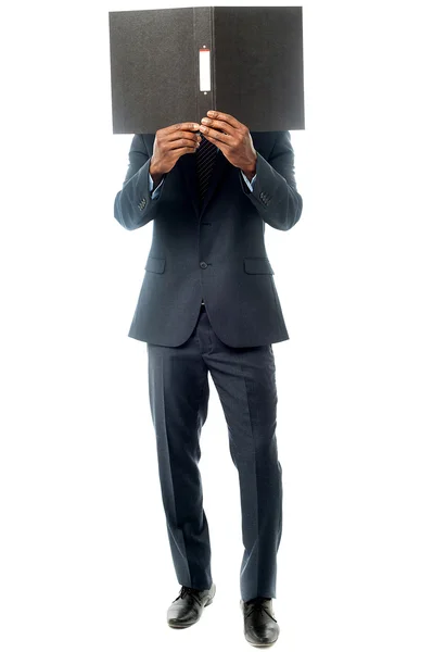 Uomo d'affari coperto il viso con cartella — Foto Stock