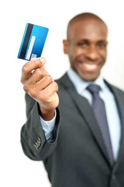 그의 신용 카드를 보여주는 사업가 — 스톡 사진