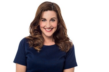 Kadın mutlu gülümseyerek poz