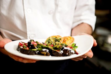 Şef gösteren Patlıcan salatası