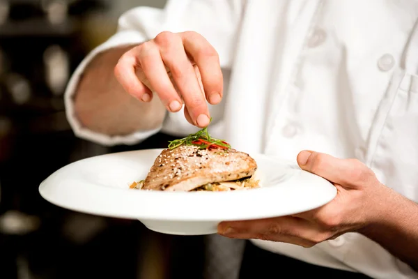 Kocken förbereder tonfisk förrätt — Stockfoto