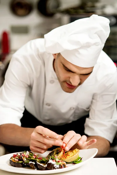Chef maschio decorazione insalata — Foto Stock