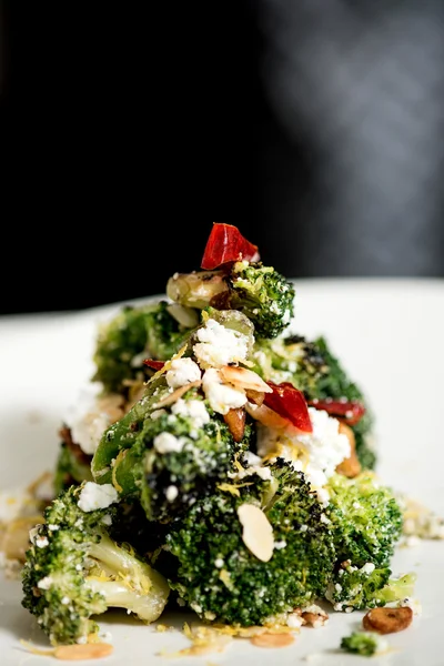 Insalata di broccoli con formaggio feta — Foto Stock