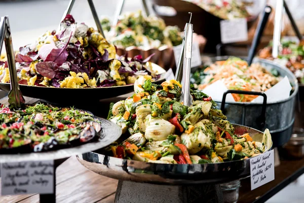 Salades weergegeven op buffet — Stockfoto