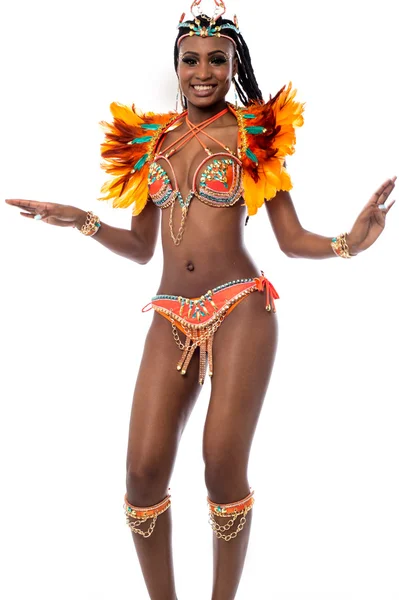 Весела жінка-танцівниця самба — стокове фото
