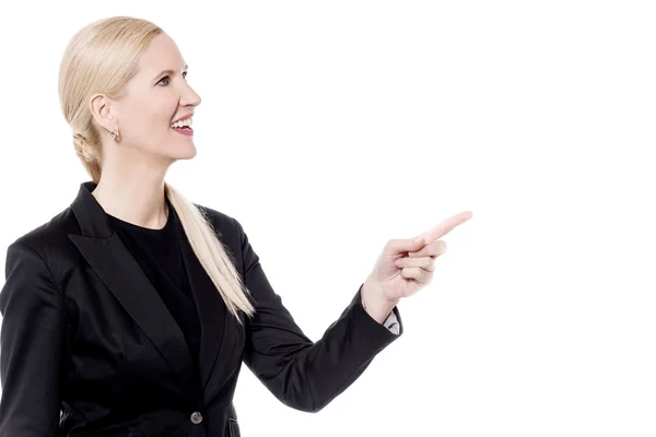 Woman pointing and showing something — Stock Photo, Image