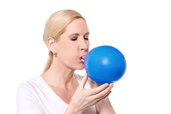 Kvinnan uppblåsning ballong — Stockfoto