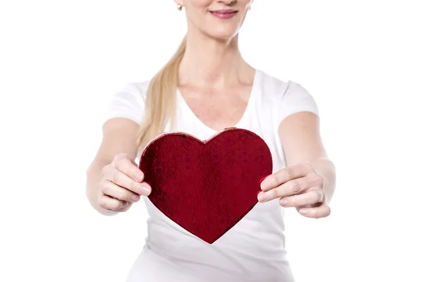 Vrouw weergegeven: hart vorm doos van de gift — Stockfoto