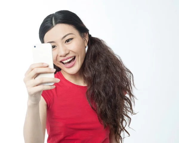 Meisje het lezen van een berichten in mobiele telefoon — Stockfoto