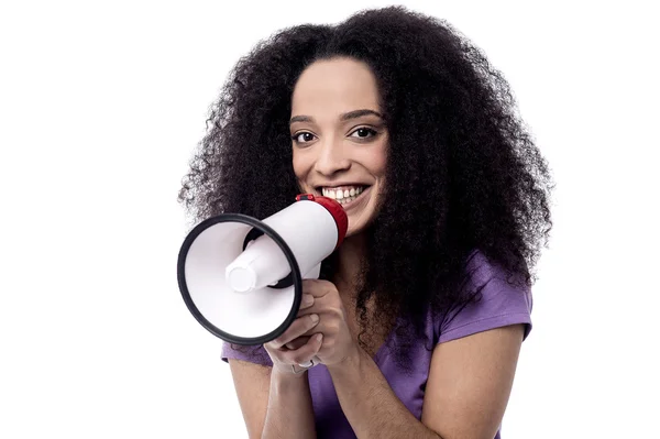 Vrouw verkondigen in de luidspreker — Stockfoto