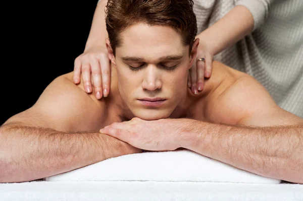 Man getting his shoulder massaged — Stock Photo, Image