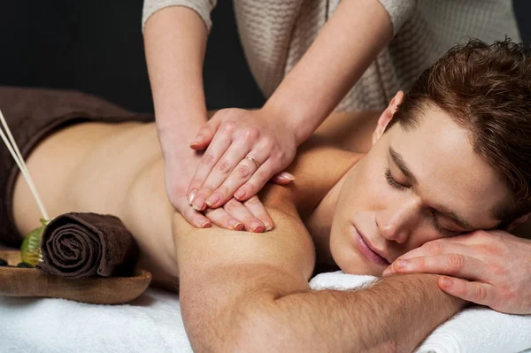 Masseur doing back massage — Stock Photo, Image