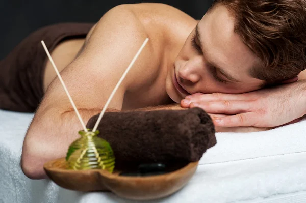 Homem relaxante no salão de spa — Fotografia de Stock