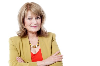 katlanmış silah ile kendine güvenen kadın