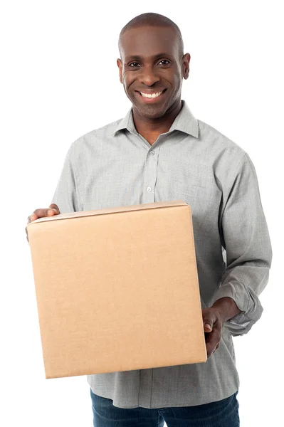 Uomo che trasporta scatola di cartone — Foto Stock