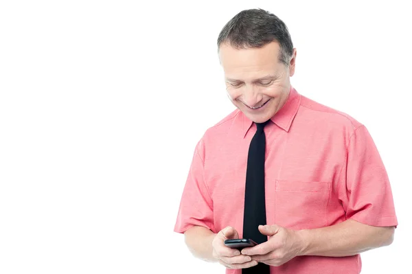 Uomo d'affari maturo digitando un messaggio di testo — Foto Stock