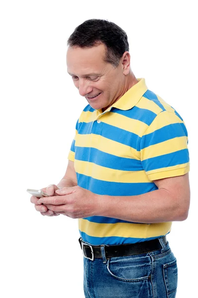 Mature man reading message — Stockfoto