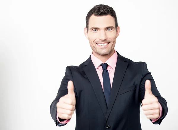 Hombre de negocios mostrando pulgares dobles hacia arriba —  Fotos de Stock