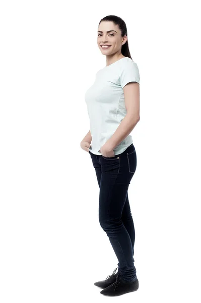 Молодая женщина в белой футболке — стоковое фото