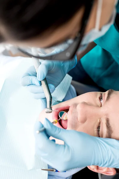 Vista superior del paciente masculino examinado por el dentista — Foto de Stock