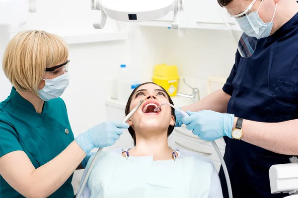 Zahnreinigung, Frau in Behandlung. — Stockfoto