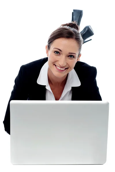 Mujer sonriente posando con portátil . —  Fotos de Stock