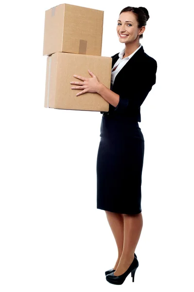 Mujer corporativa con cajas de cartón — Foto de Stock