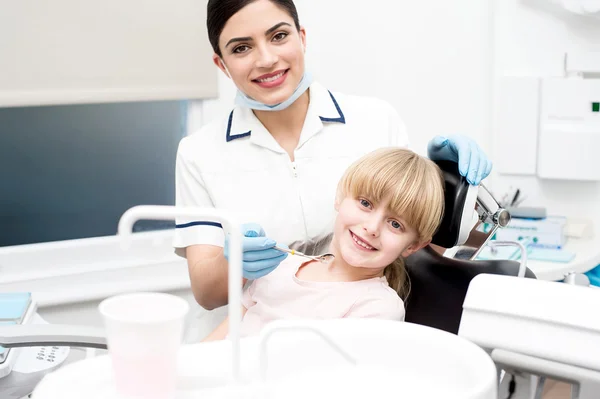 Complete dental checkup for girl — Stockfoto