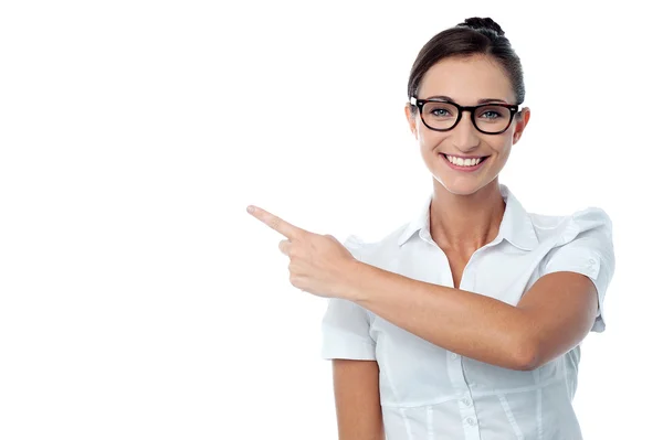 Cheerful woman showing empty copy space — Stock Photo, Image