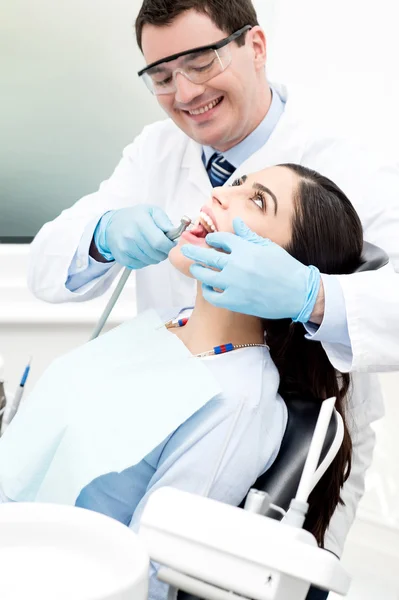 El dentista examina a una paciente femenina — Foto de Stock