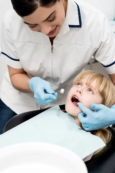 Carino bambino esaminato da dentista assitant — Foto Stock