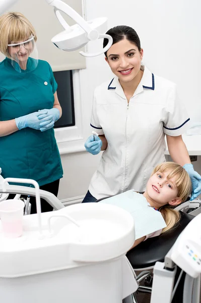 Bambino sul suo controllo dentale . — Foto Stock