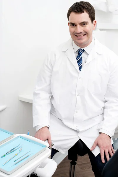 ทันตแพทย์ชายที่มีความสุข ยิ้มที่คลินิกทันตกรรม — ภาพถ่ายสต็อก