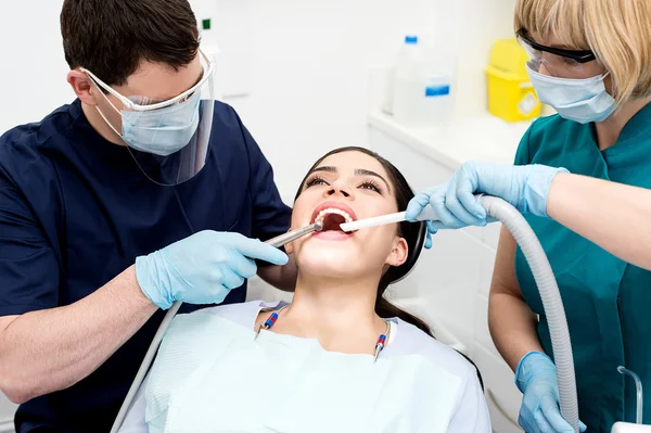 Стоматолог оглядає зуби жінки — стокове фото