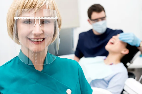 Dentista masculino com paciente, na clínica . — Fotografia de Stock