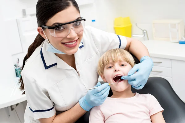 Child on her dental check up. — Stock Photo, Image