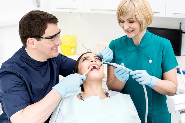 Молодая женщина в стоматологическом кабинете — стоковое фото