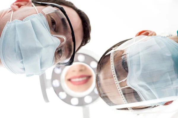 Dentist and assistant from low angle — Stock fotografie