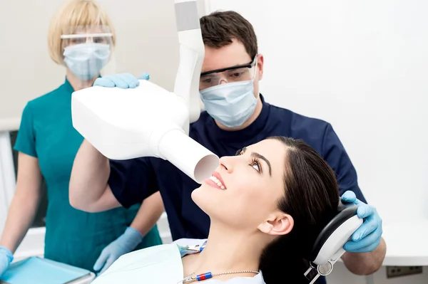 Médico examinado por rayos X dentales — Foto de Stock