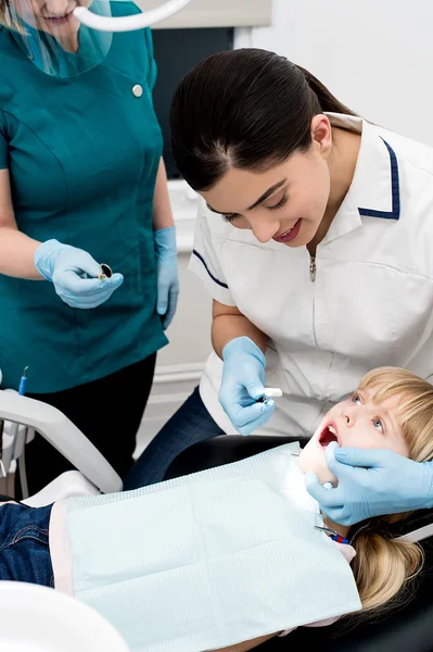 Mała dziewczynka zbadane przez stomatologa — Zdjęcie stockowe