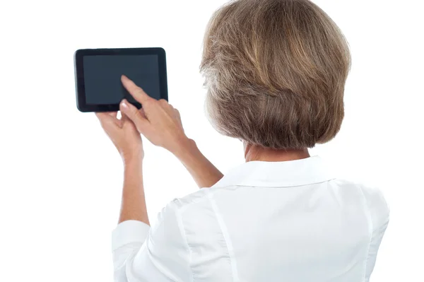 Woman showing black screen on tablet — Stockfoto